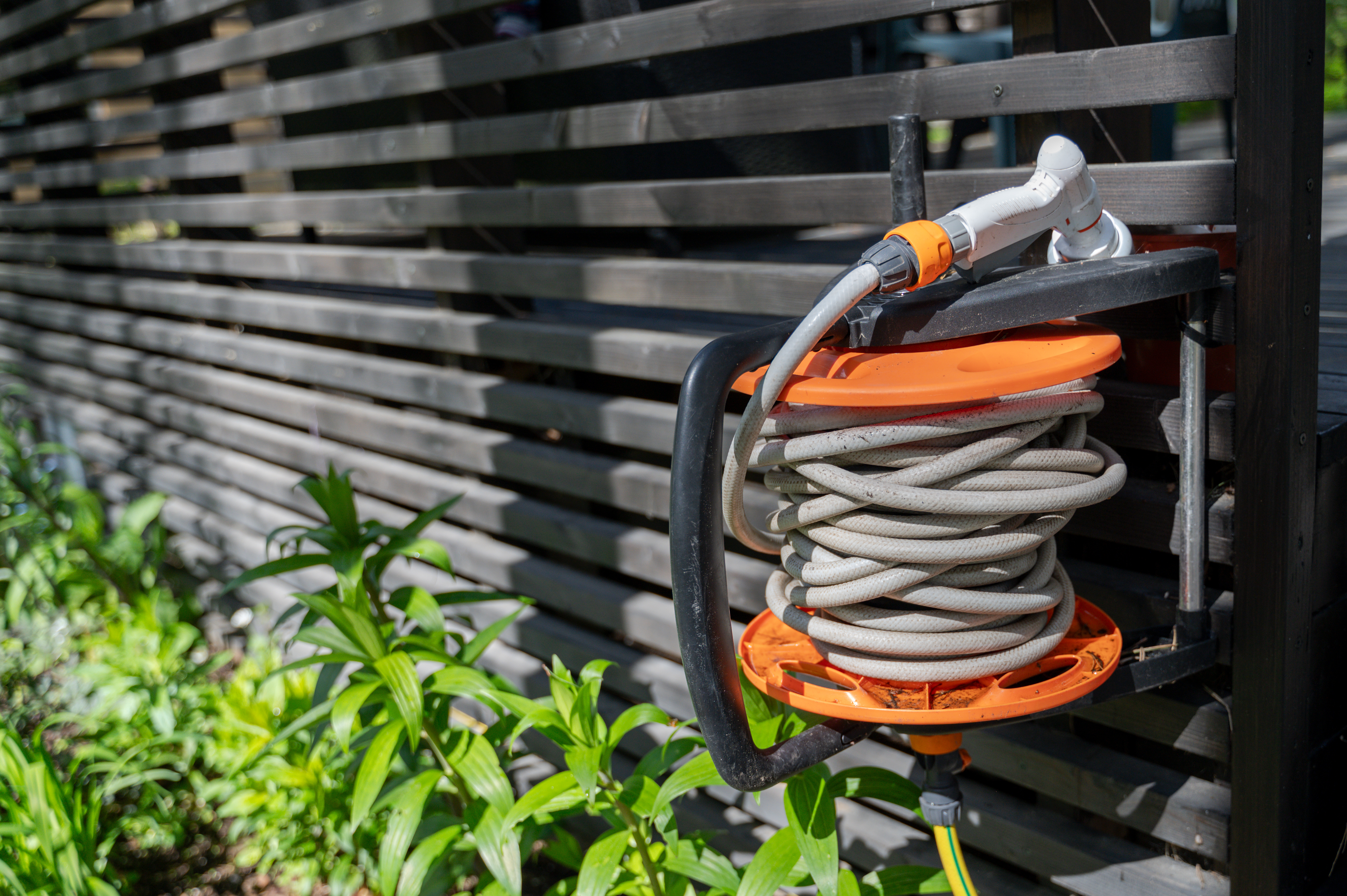 Strom im Garten: Verlängerungskabel, Steckdosen und Feuchtigkeit