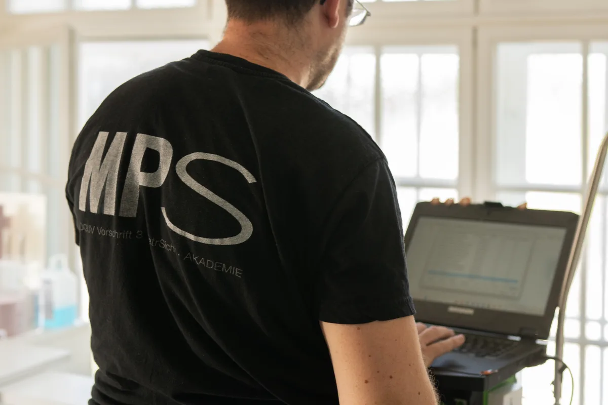 Ein MPS-Prüfer bei der Arbeit vor Ort