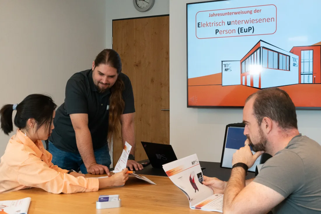 Seminar in der MPS-Akademie: Trainer und Teilnehmende am Tisch