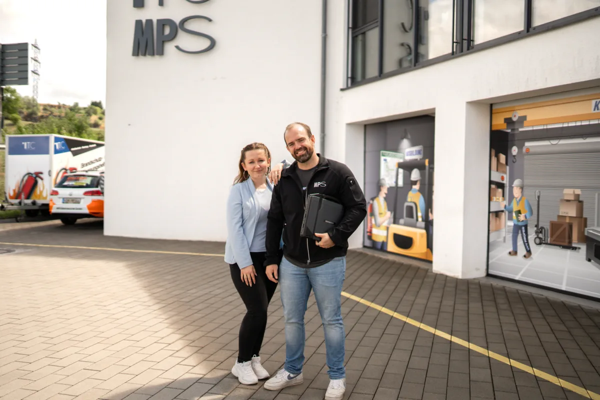 Zwei MPS-Mitarbeitende vor dem Firmensitz in Heidenheim